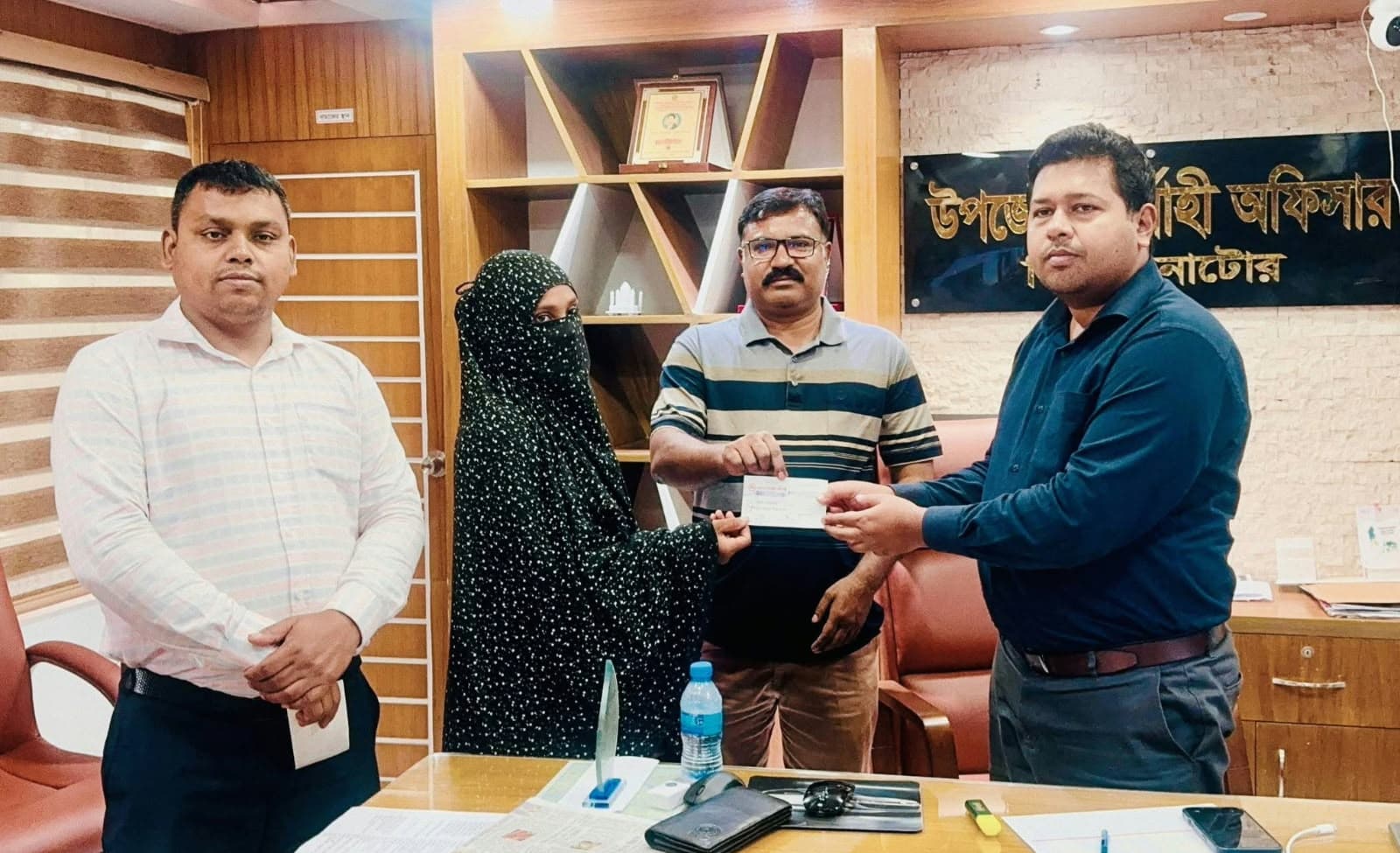 সিংড়ায় দুর্যোগপীড়িতদের পাশে প্রশাসন, দেওয়া হলো নগদ সহায়তা