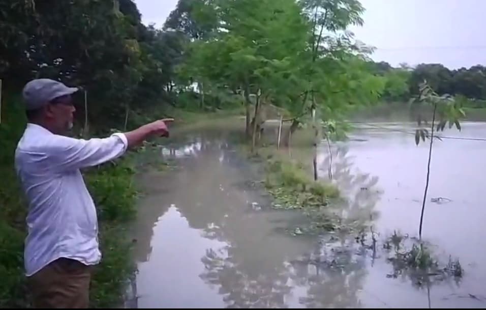 অল্প পানিতেই তলিয়ে যায় কাঁচা রাস্তা, চরম দুর্ভোগে এলাকাবাসী