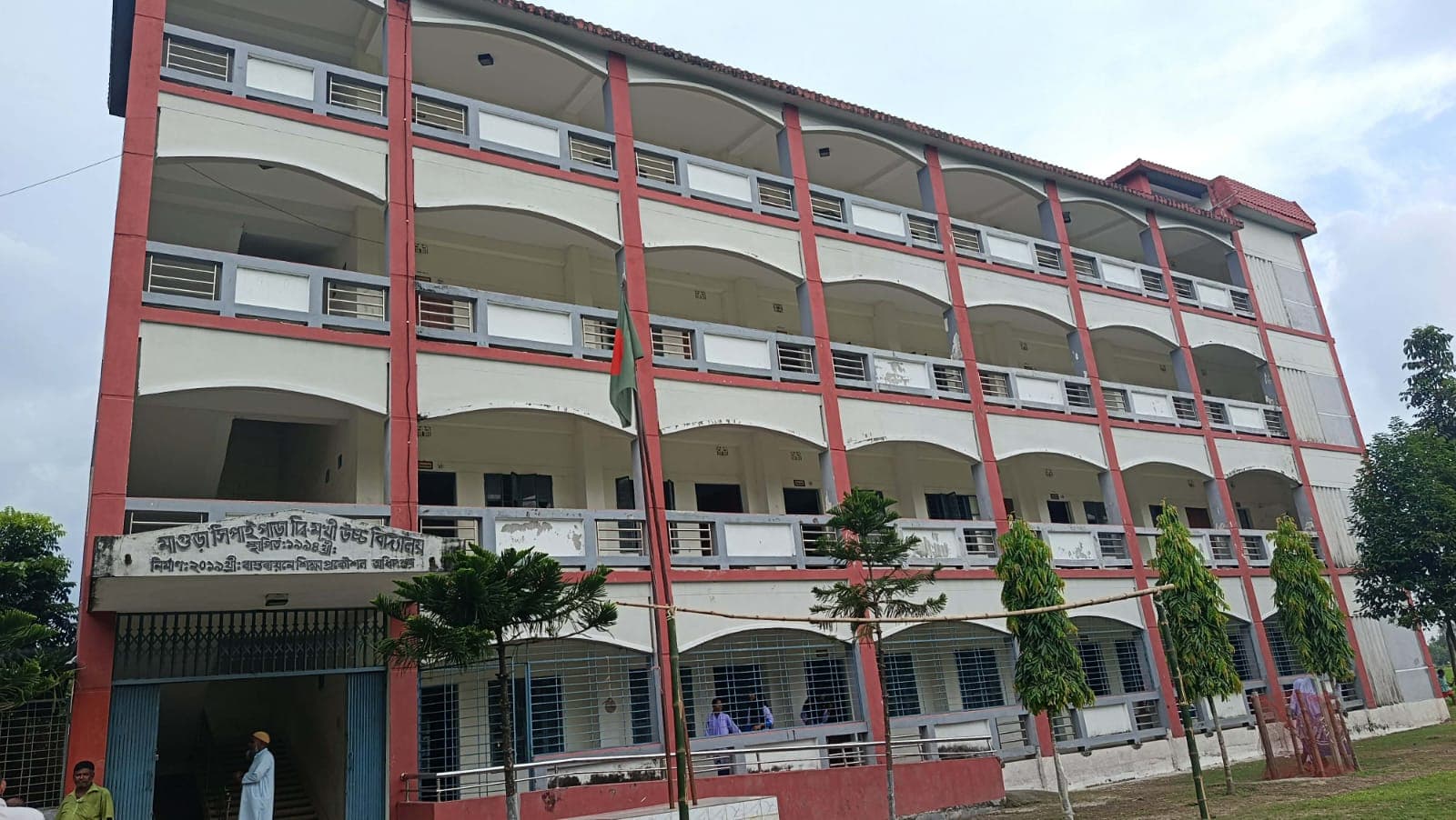 স্কুলের দায়িত্ব ফেলে গরুর হাটে ব্যবসা, অফিস সহায়কের বিরুদ্ধে স্কুলে না থাকার অভিযোগ