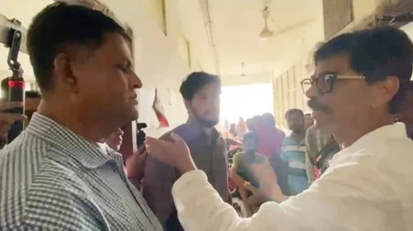 ‘হারপিক আনুন, আমি টয়লেট পরিষ্কার করব’—হাসপাতালের নোংরা পরিবেশ দেখে ক্ষোভে ফেটে পড়লেন কৃষিমন্ত্রী