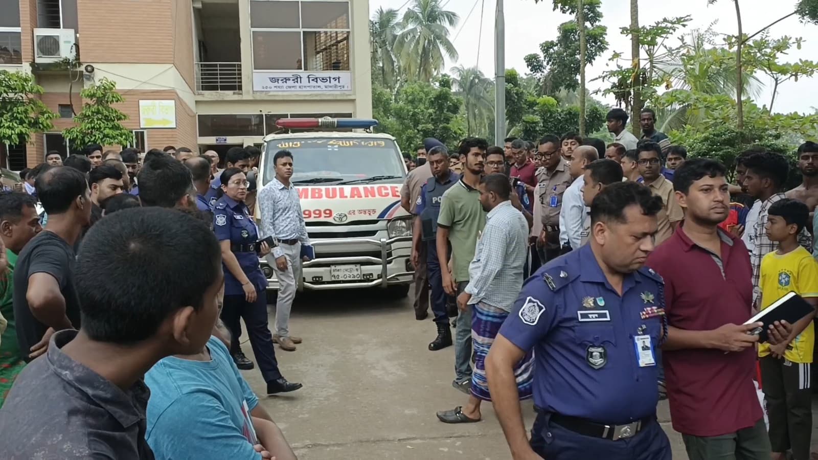 পুলিশ আসামি নিয়ে থানায় ফেরার পথে পিকআপ উল্টে কনস্টেবল নিহত, আহত ১০