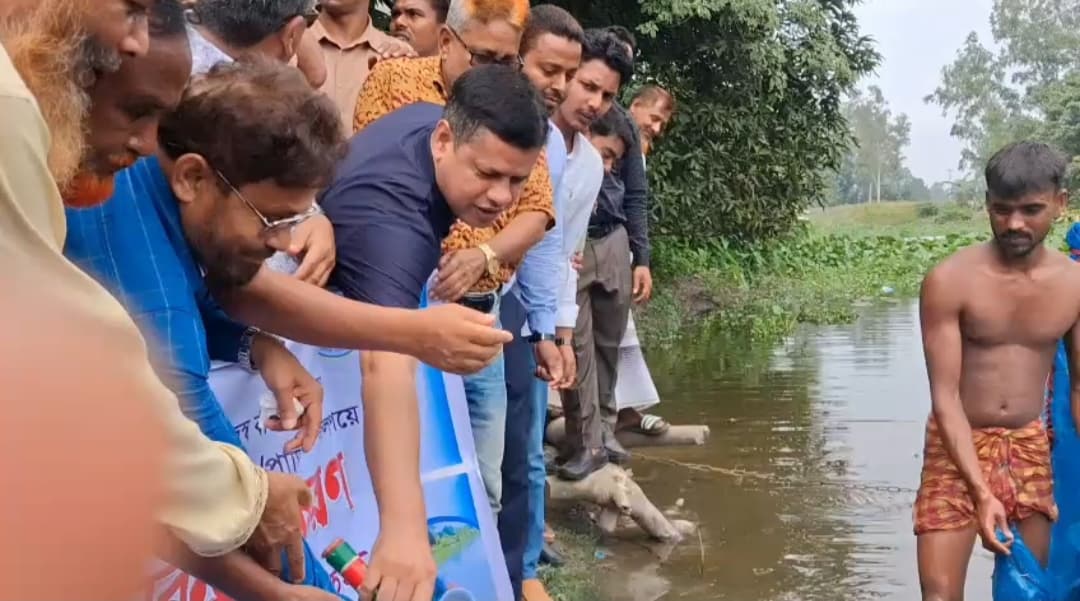 সলঙ্গায় নদীতে পোনামাছ অবমুক্ত করলেন এমপি আয়নুল হক