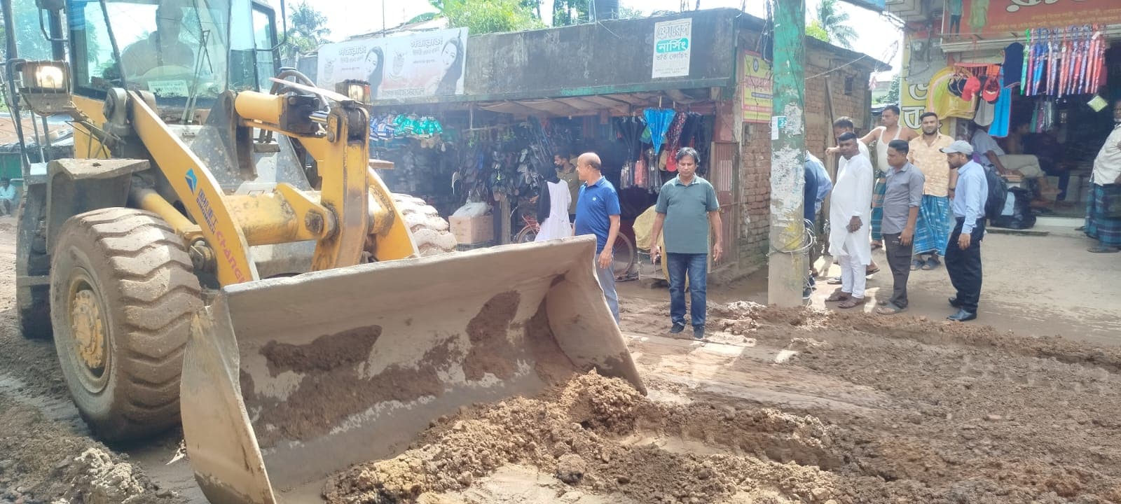 তাহের অ্যান্ড ব্রাদার্স ও স্থানীয়দের সহযোগিতায় বদলে যাচ্ছে বন্দর মহাল খান বাজার সড়ক