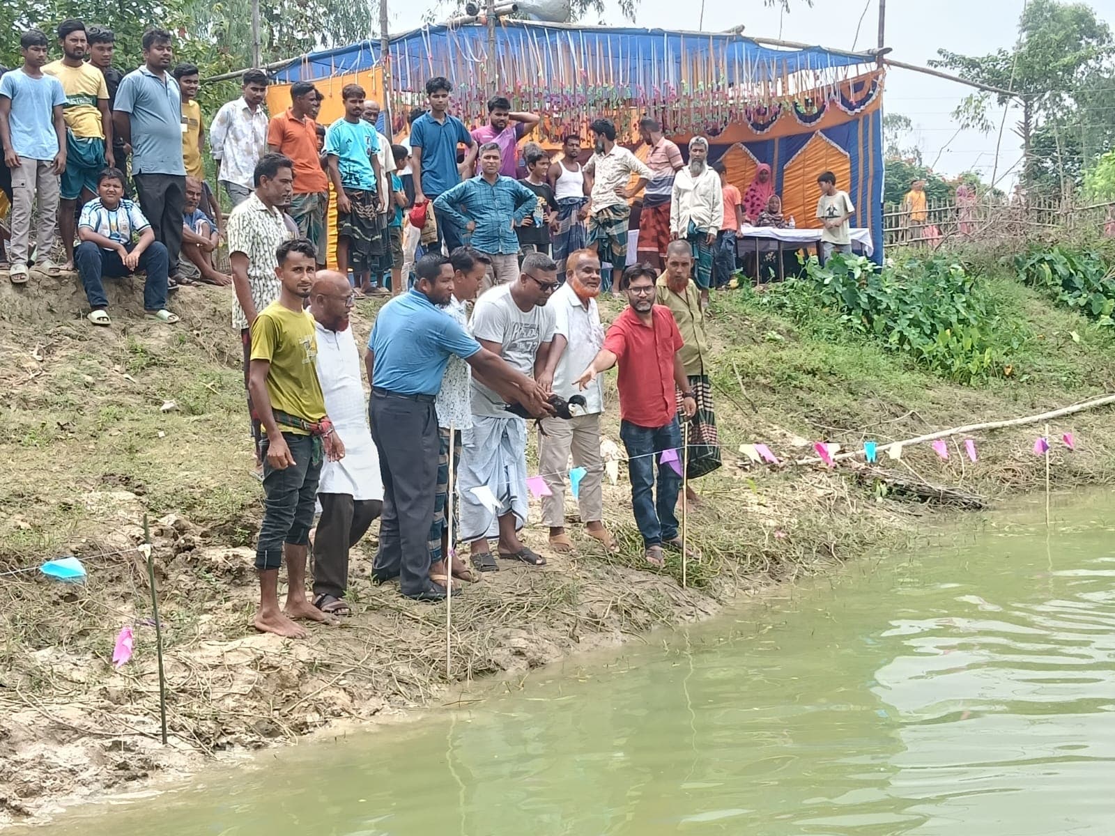 বীরগঞ্জের দেবীপুরে হাঁসখেলার ধুম, পুরোনো ঐতিহ্যের নতুন উচ্ছ্বাস
