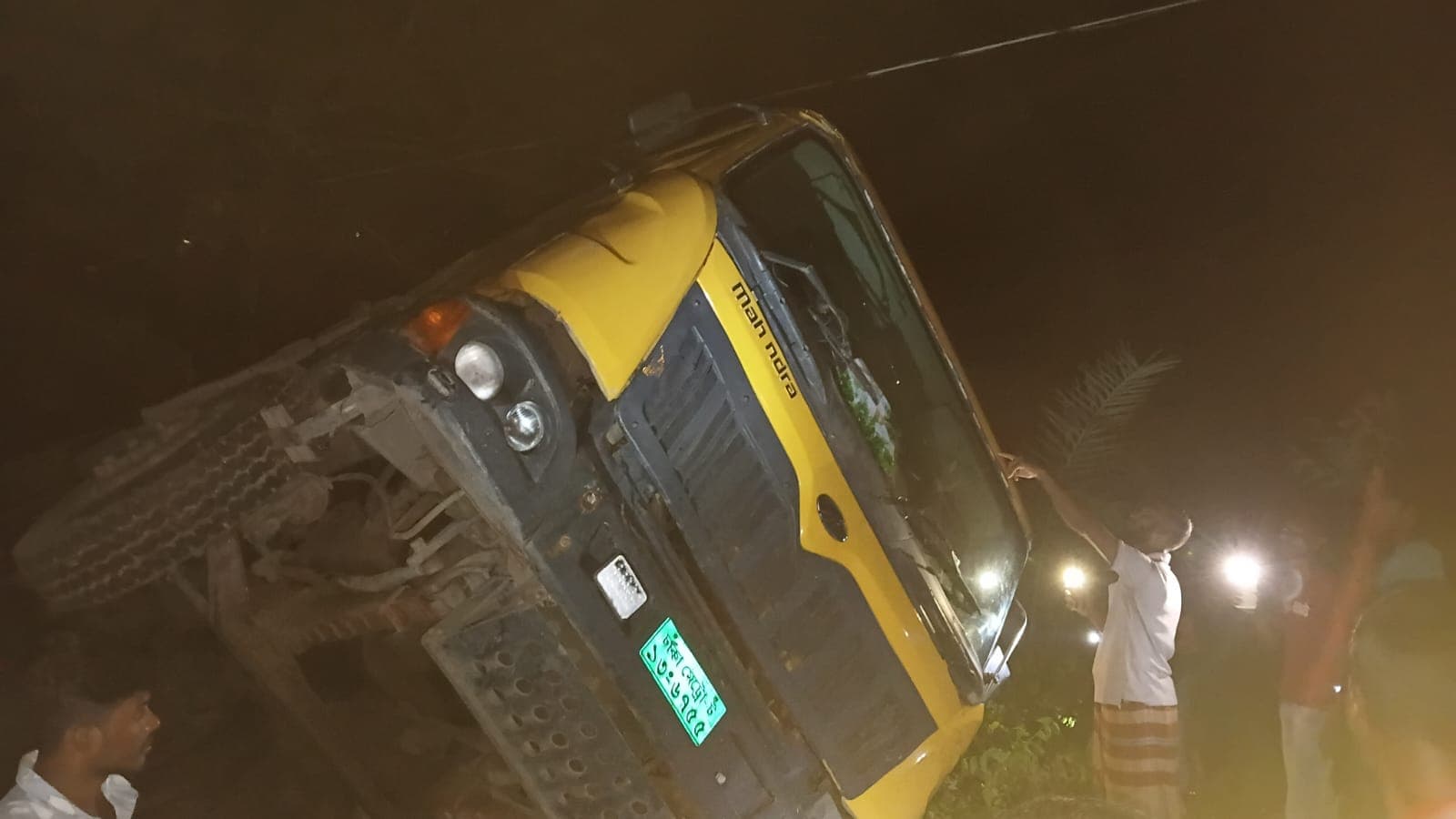 বালুভর্তি ড্রাম ট্রাকের চাকায় চাপা পড়ে চালকের মৃত্যু