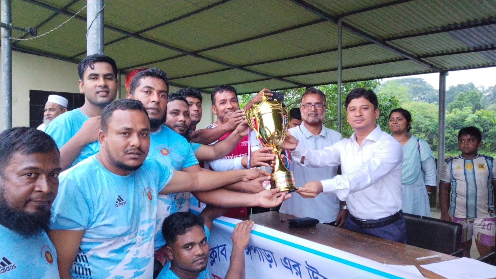 টুঙ্গিপাড়ায় চার দলীয় ফুটবল টুর্নামেন্টে চ্যাম্পিয়ন দ্বিতীয় তলা