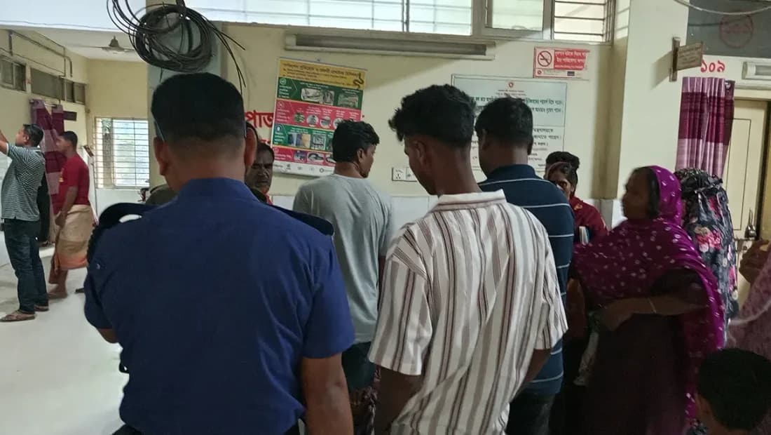 মোবাইল দেখতে দেখতে পুকুরে ডুবে ২ বছরের শিশুর করুণ মৃত্যু, স্তব্ধ হয়ে গেল পরিবার