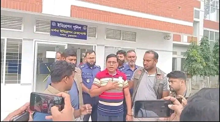 মামলার আসামি হয়েও দেশত্যাগের চেষ্টা: দর্শনা চেকপোস্টে গ্রেপ্তার মেহেরপুর জেলা আওয়ামী লীগের সাধারণ সম্পাদক এম এ খালেক