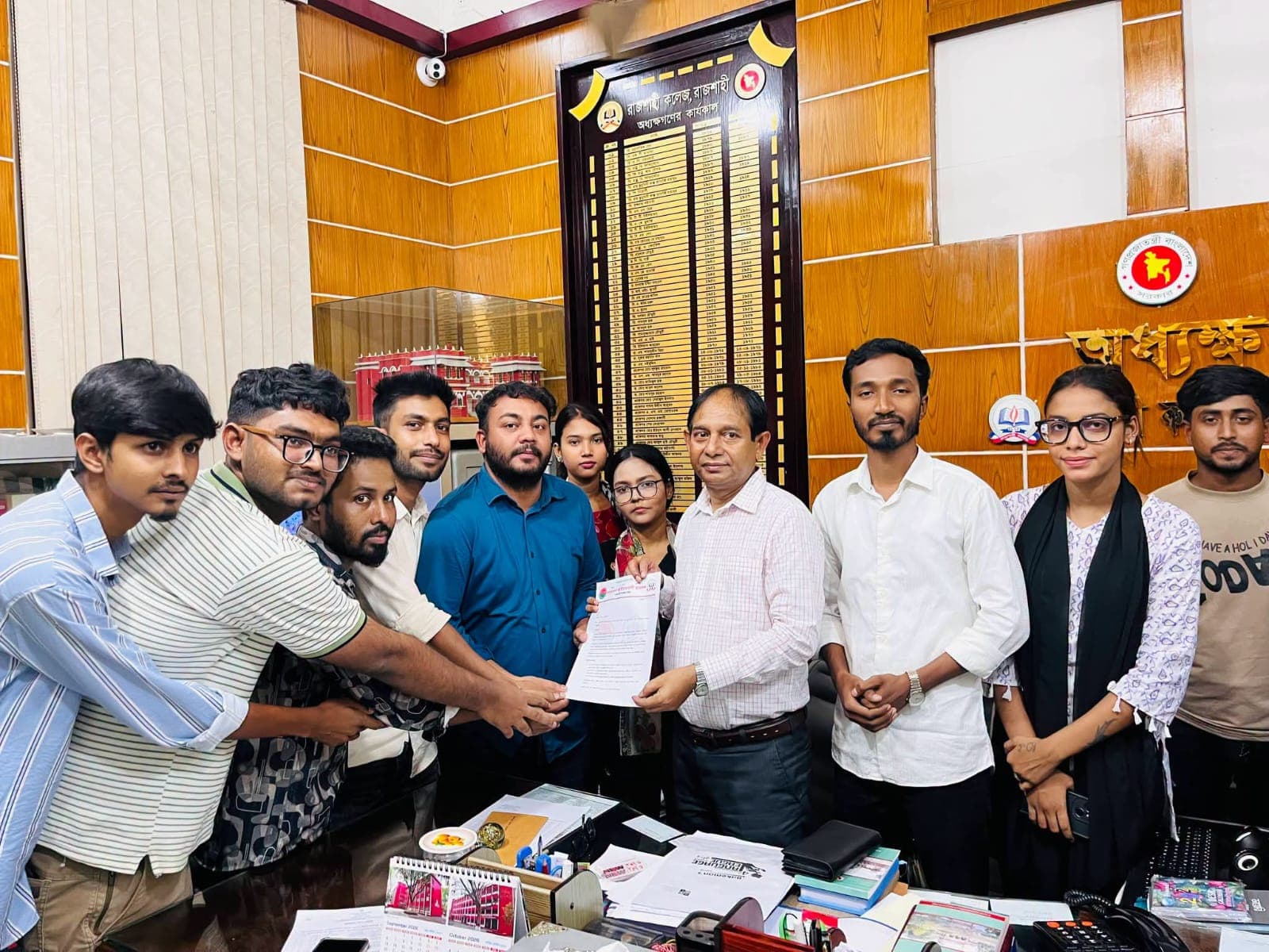 শিক্ষার্থীবান্ধব পরিবেশ নিশ্চিতসহ পাঁচ দফা দাবিতে রাজশাহী কলেজ ছাত্রদলের স্মারকলিপি