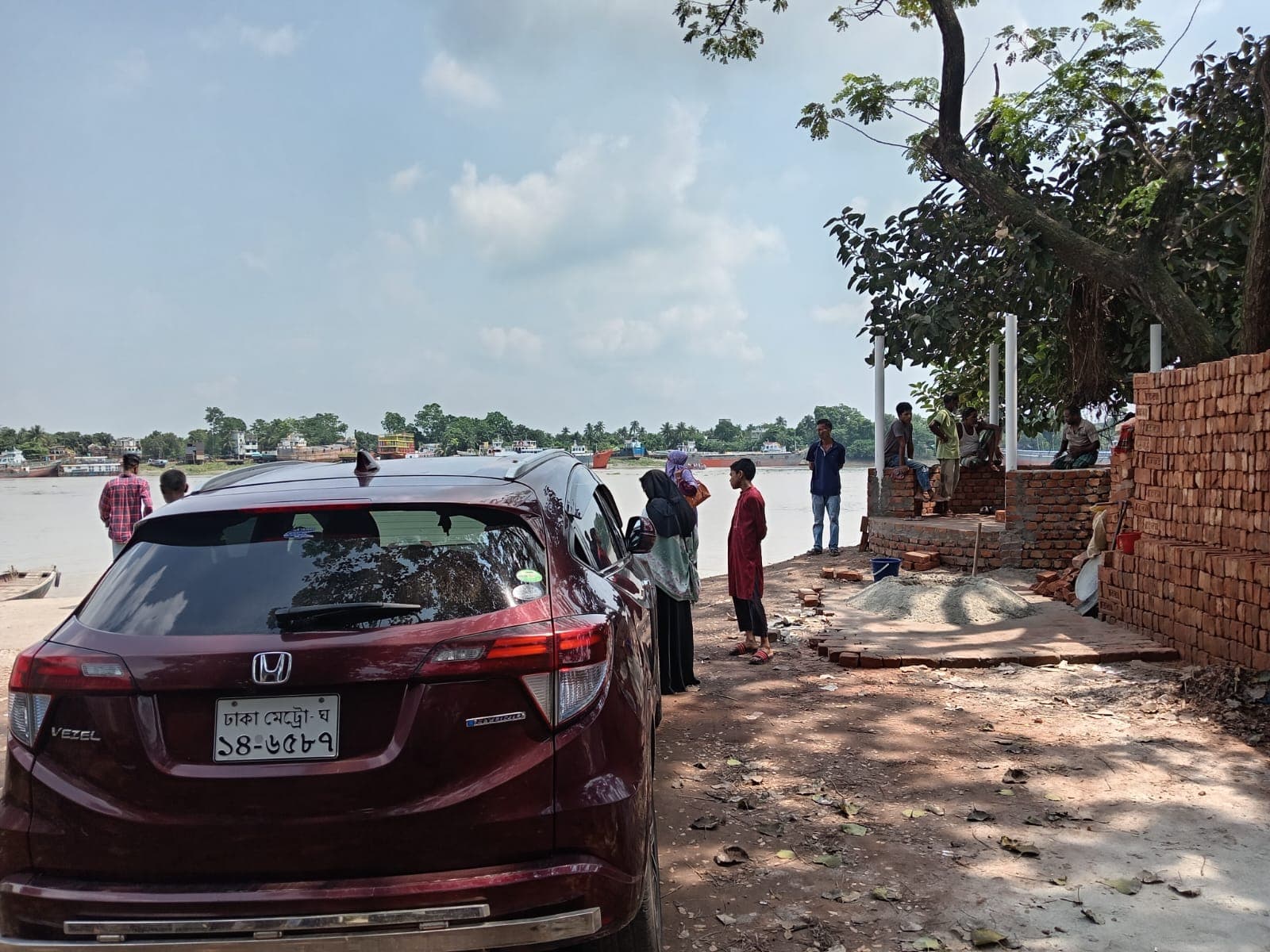 রোদ-বৃষ্টির কষ্ট ঘুচবে খুলনার কাস্টম ঘাটে, যাত্রীদের স্বস্তিতে যাত্রী ছাউনি গড়ছে নবাব ও বি কোম্পানি