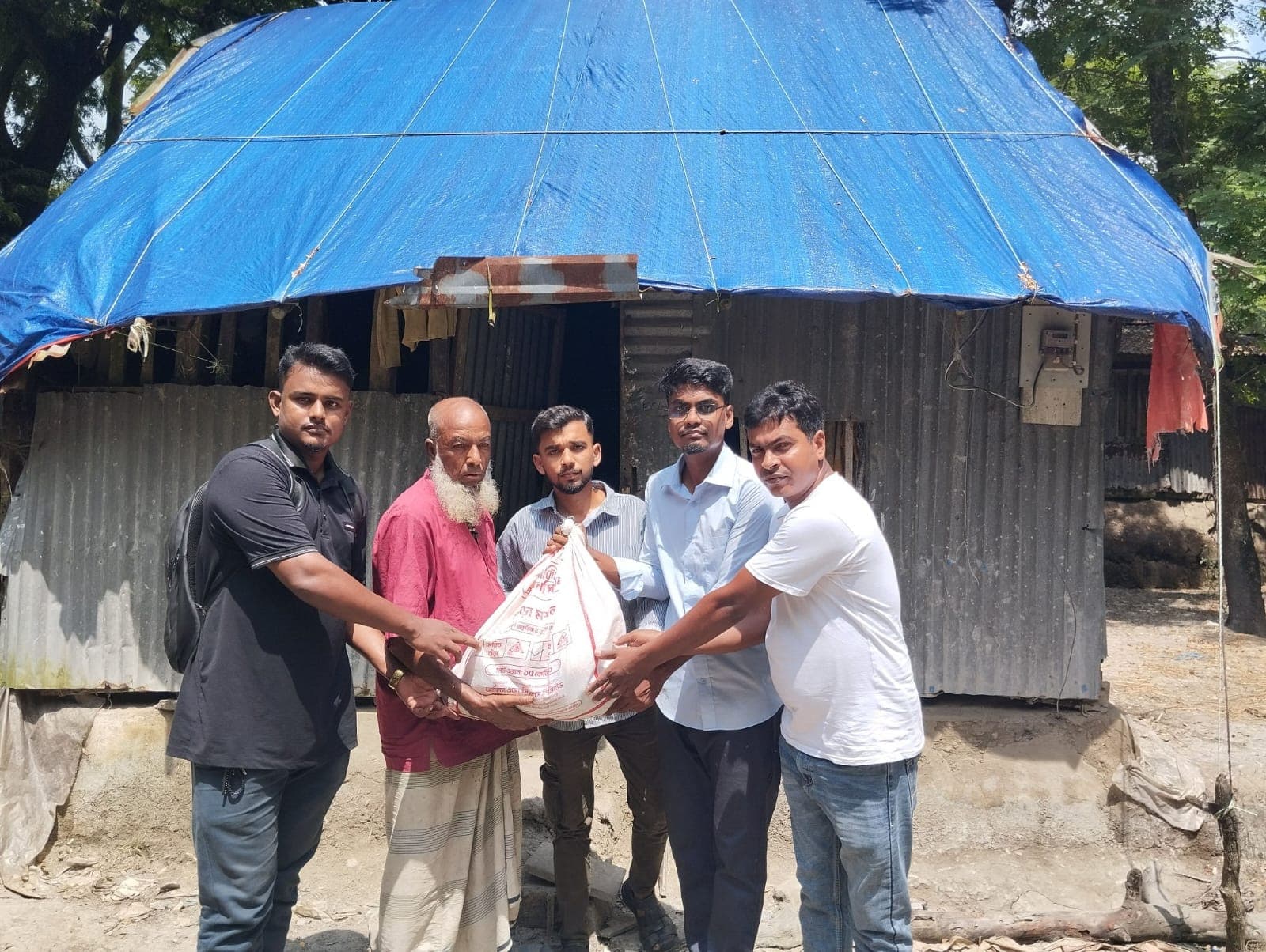 আমতলীতে অসুস্থ রশিদ প্যাদার পাশে ‘স্বপ্নছোঁয়া’, পৌঁছে দিল বাজারসামগ্রী