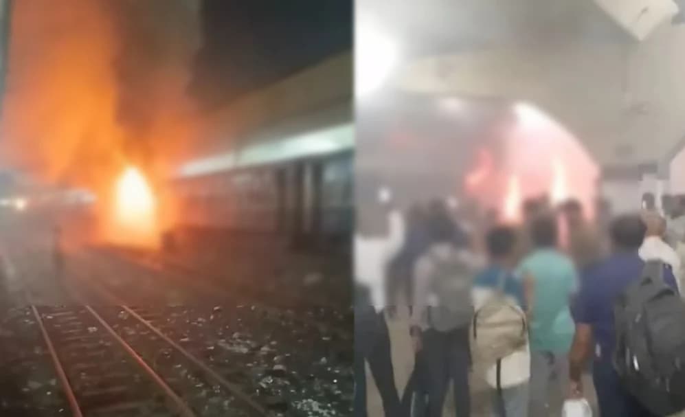 কমলাপুর স্টেশনে ট্রেনের বগিতে দাউদাউ আগুন, যাত্রীদের মধ্যে ছড়িয়ে পড়ল চরম আতঙ্ক