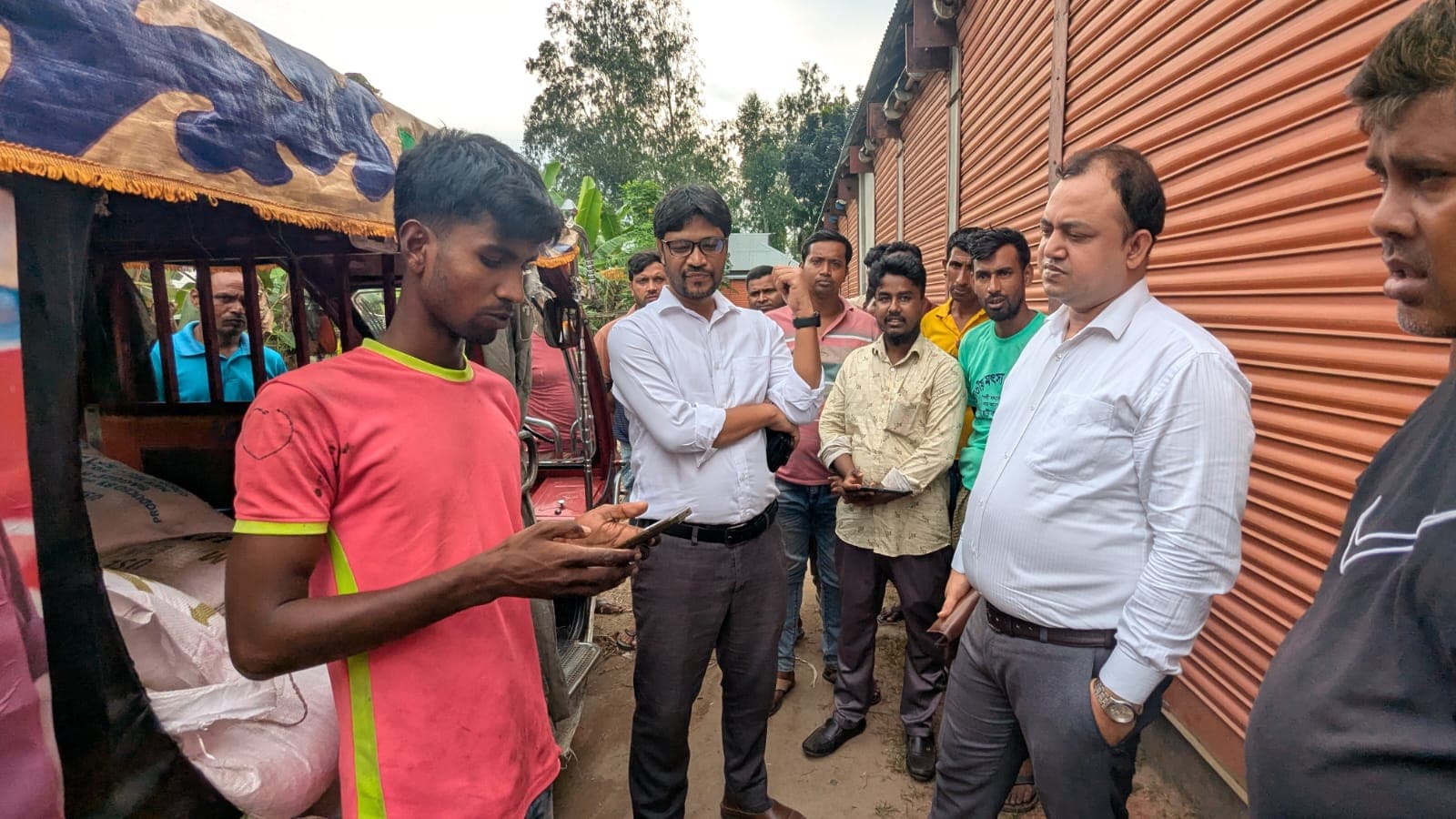 বকশীগঞ্জে অবৈধভাবে পাচারকালে প্রশাসনের হাতে ২৫ বস্তা সার জব্দ
