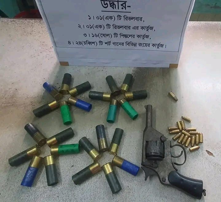 খুলনায় দুই সহযোগী গ্রেপ্তার, বাসার বিছানার নিচে মিলল অস্ত্র-গুলি