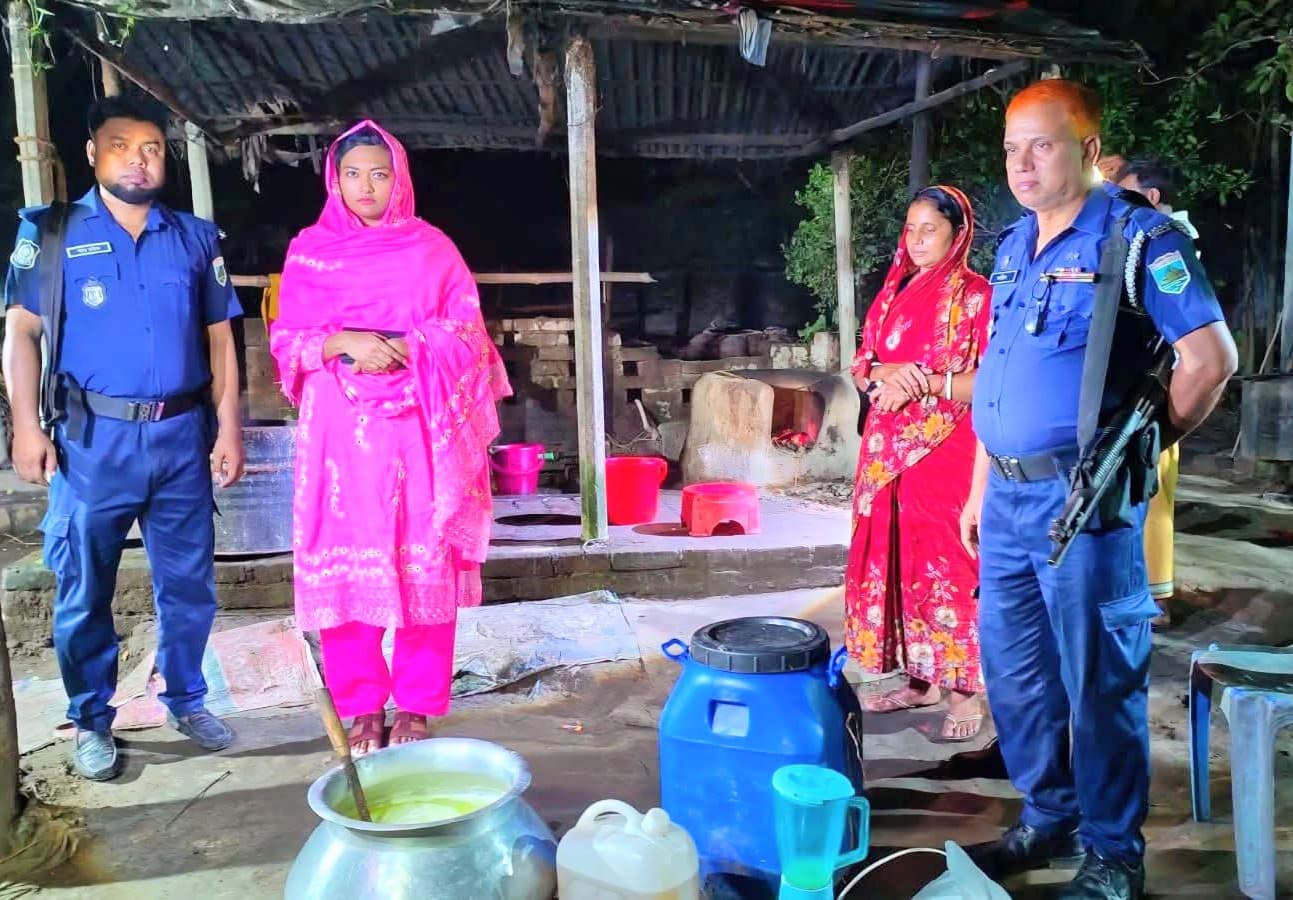 নকল দুধ তৈরির কারখানায় বেড়া প্রশাসনের অভিযান: এক লাখ টাকা জরিমানা, সরঞ্জাম জব্দ