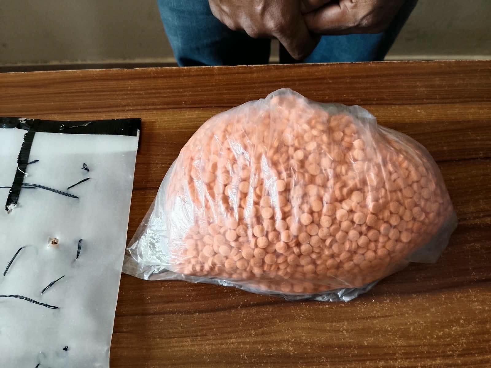 ঠাকুরগাঁওয়ে ৪৯৭ গ্রাম ইয়াবাসহ যাত্রী গ্রেপ্তার ট্রলি ব্যাগের বিশেষ চেম্বারে লুকানো ছিল ৪ হাজার ৯৭০ পিস ইয়াবা, মূল্য প্রায় ২৪ লাখ ৮৫ হাজার টাকা