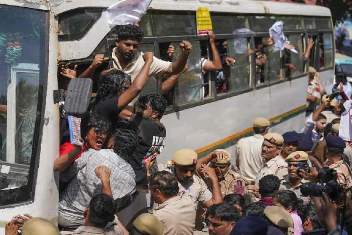 ভোটাধিকার কেড়ে নেওয়ার অভিযোগে উত্তাল দিল্লি, আটক ৭০০ মানুষ ও স্তব্ধ ইন্টারনেট পরিষেবা!