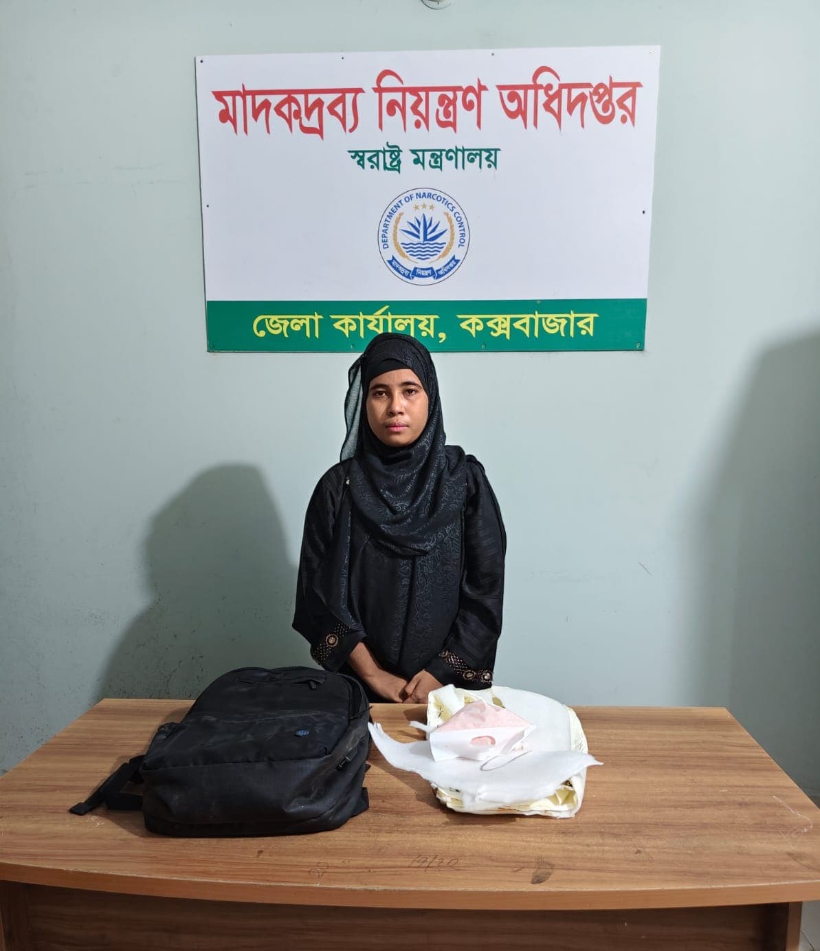 মেরিন ড্রাইভে ট্রাভেল ব্যাগে ৩ হাজার ইয়াবা, তরুণী গ্রেপ্তার