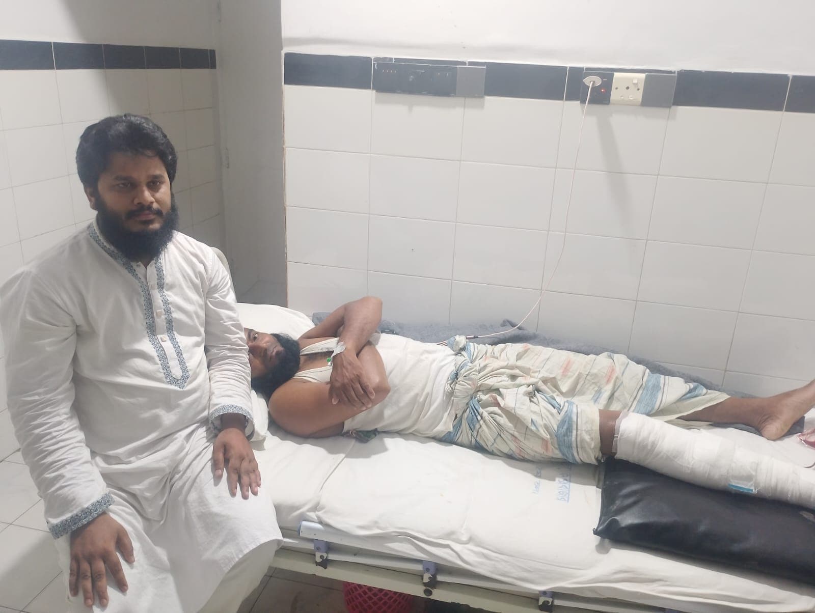 বালুখালী জামায়াত কর্মী নুরুল ইসলামকে কক্সবাজার হাসপাতালে দেখতে গেলেন হোয়াইক্যং ইউনিয়ন আমীর
