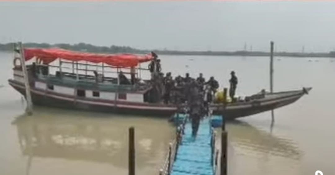 সুন্দরবনে আত্মসমর্পণ করল আলিফ বাহিনীর ১৫ জলদস্যু