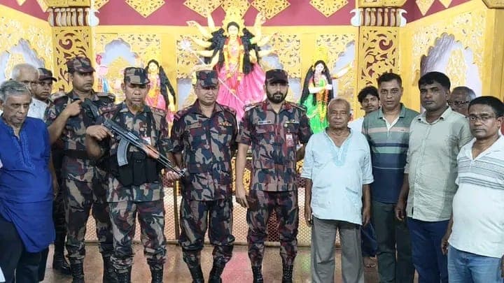 নির্বিঘ্ন পূজার আশ্বাসে পরশুরামে মণ্ডপে মণ্ডপে বিজিবি অধিনায়ক, পাশে থাকার বার্তা