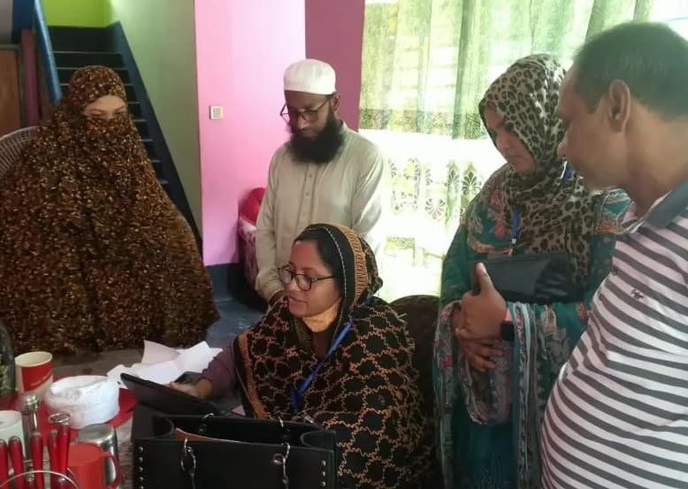 ঝিকরগাছায় ফ্যামিলি কার্ড কার্যক্রমে বাড়ি বাড়ি তথ্য সংগ্রহ চলছে