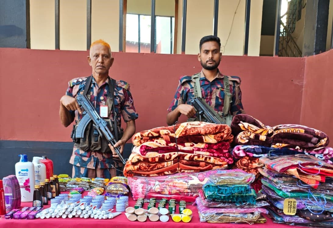 সীমান্তে পাচারকারীদের বড় ধাক্কা, সাড়ে চার লাখ টাকার ভারতীয় পণ্য হারাল চক্র