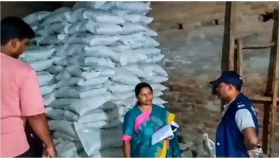 কৃত্রিম সংকটের ফাঁদ! দামুড়হুদায় ১৫০০ বস্তা সারসহ গোডাউন সিলগালা