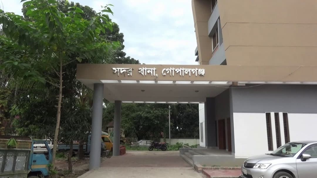 গোপালগঞ্জে পুলিশের গাড়িতে হামলা, ১০০ জনের বিরুদ্ধে মামলা, গ্রেপ্তার ৭