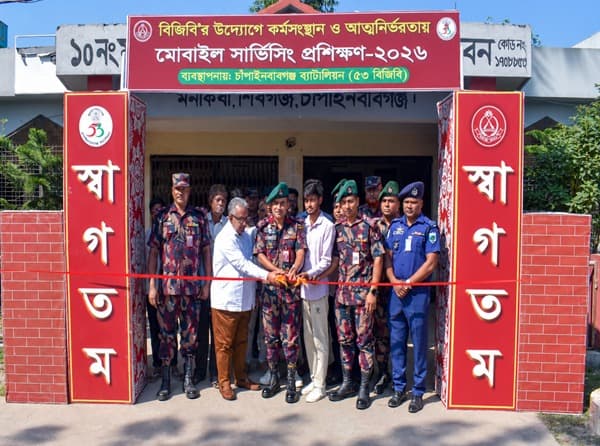 সীমান্তে ৩৫ তরুণকে মোবাইল সার্ভিসিং প্রশিক্ষণ দিচ্ছে ৫৩ বিজিবি