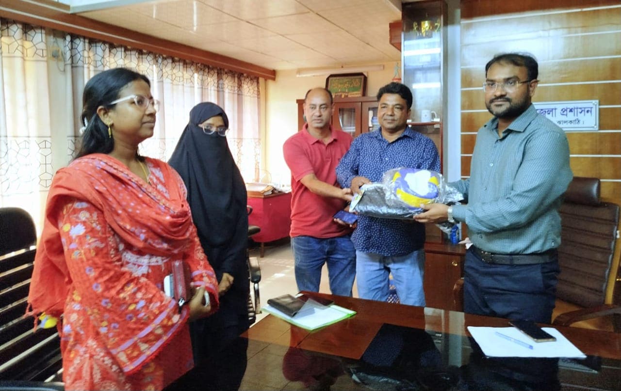 কাঁঠালিয়ার ছোনাউটা আদর্শ ক্লাবে ভলিবল ও নেট বিতরণ