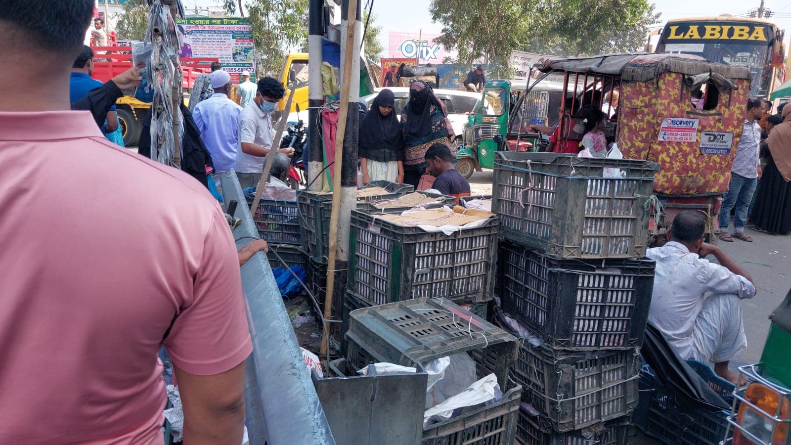 নরসিংদীর পাঁচদোনা মোড়ে ফুটপাত দখল করে দোকান দিয়ে, লাখ লাখ টাকার চাঁদাবাজির অভিযোগ!