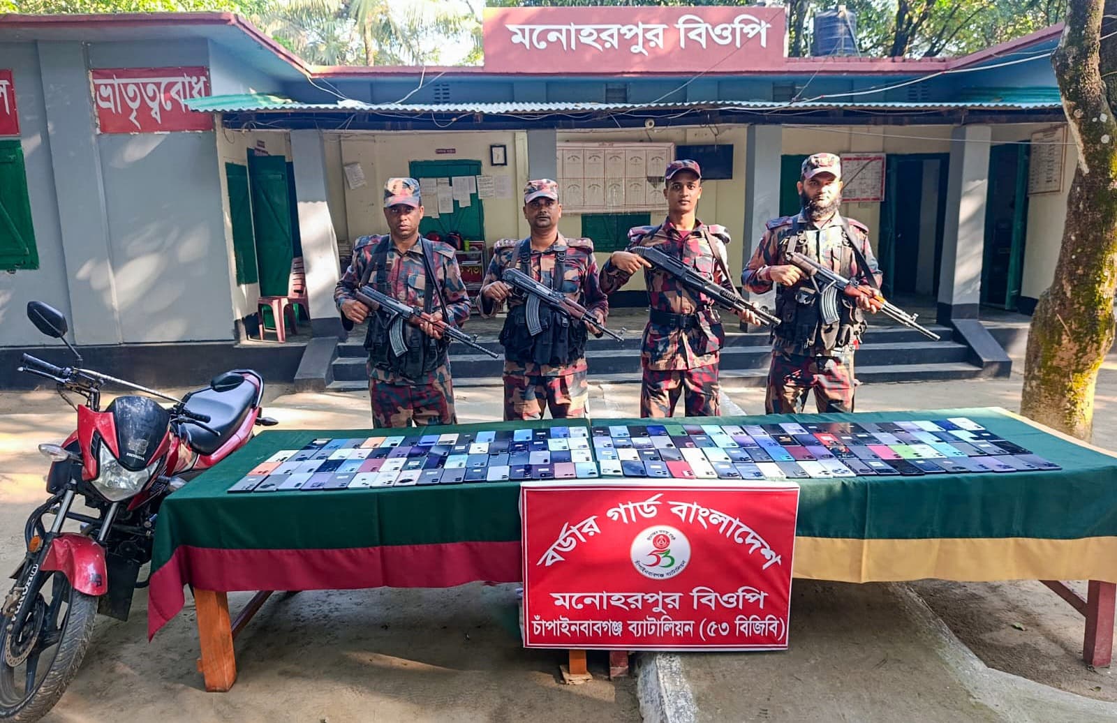 শিবগঞ্জ সীমান্তে ৫৩ বিজিবির অভিযান প্রায় ৪০ লাখ টাকার ভারতীয় মোবাইল ও চোরাচালান সামগ্রী জব্দ
