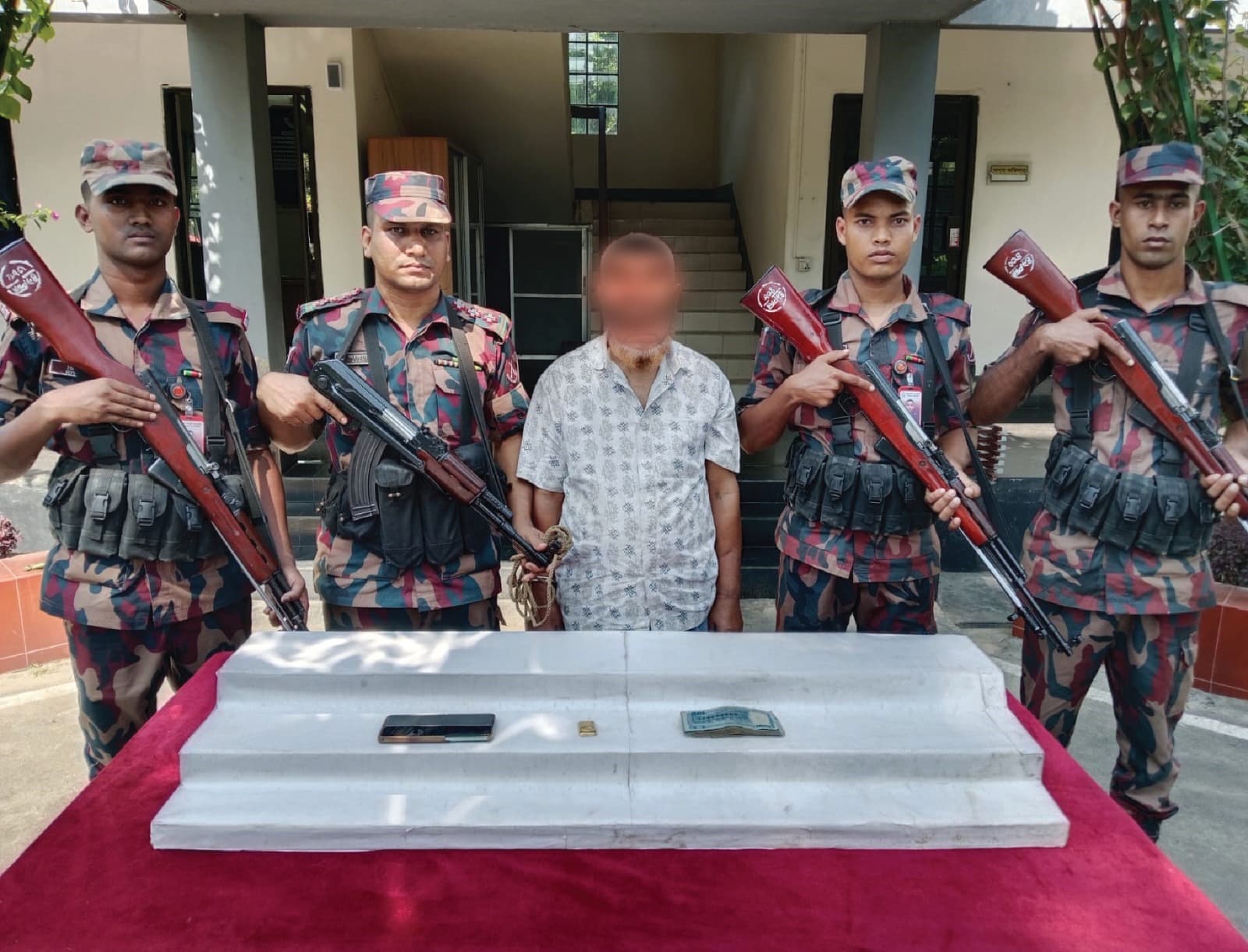 শরীরে লুকিয়ে ভারতে পাচারের চেষ্টা, ২৪ লাখ টাকার স্বর্ণসহ ধরা পাচারকারী