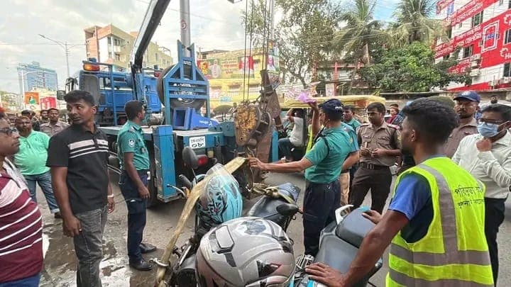 খুলনা মেডিকেল কলেজ হাসপাতালের সামনে অবৈধ পার্কিংয়ের বিরুদ্ধে কেসিসির অভিযান, জরিমানা আদায়