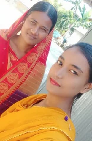 ৫২ বছর বয়সে এইচএসসি পাস করে কাঁদলেন শেফালী, স্বপ্নের কাছে হার মানল বয়স